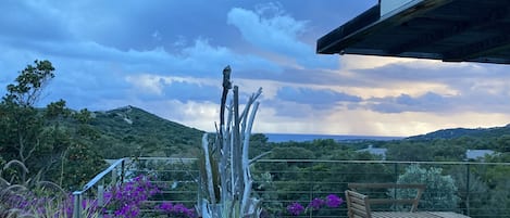 villa terrasse vue mer plein sud avec la terasse sur la nature avec la mer