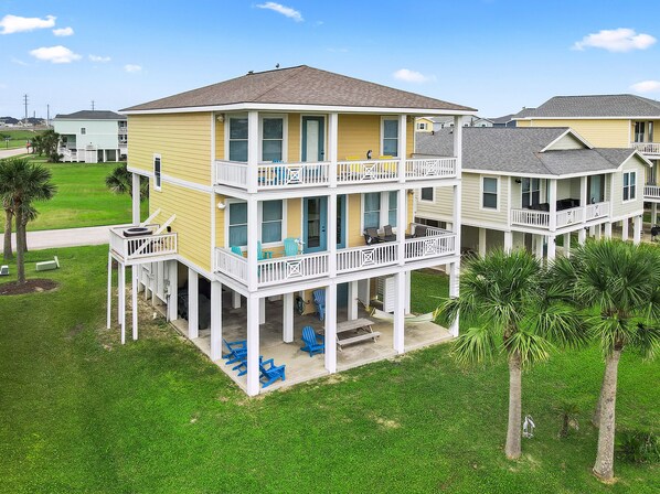 2 Story home with 4 bedrooms and 4 bathrooms 
Located in Pointe West