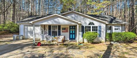 Mooresville Vacation Rental | 3BR | 2BA | 1 Small Step Required for Access