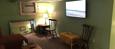 Furniture,Indoors,Living Room,Screen,Lamp