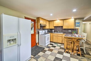 Kitchen | Single Story | Toaster | Trash Bags & Paper Towels Provided