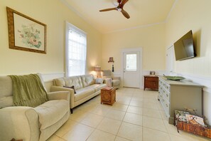 Living Room | Smart TV | Pets Welcome | Ceiling Fan
