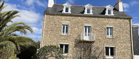 maison de 1875 sur jardin arboré de 550M2 clos par portails et murs