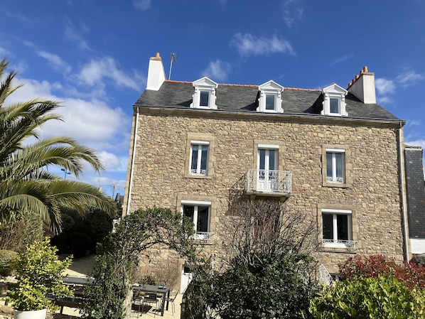 maison de 1875 sur jardin arboré de 550M2 clos par portails et murs