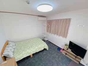 Room, semi-double bed (length 195 cm, width 120 cm, height 16 cm) TV (32 inches)