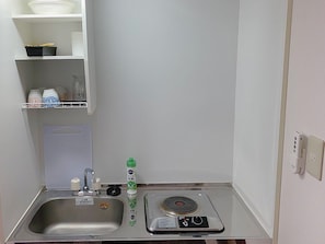 Kitchen, electric heater, refrigerator, sink, cup, rice bowl, cutting board, dishes, dishwasher detergent, electric pot, chopsticks, frying pan