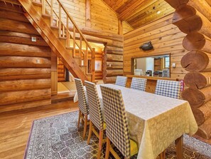 ・[Grace] Dining table for 6 people. We also have a low table that can seat 9 people.