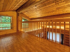 ・[Grace] You can see the Japanese-style room downstairs from the bedroom on the north side of the second floor. You can also talk to your friends in the Japanese-style room.
