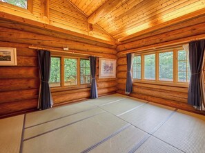 ・[Grace] Japanese-style bedroom on the first floor. It is 12 tatami mats in size and spacious, so you can rest comfortably.