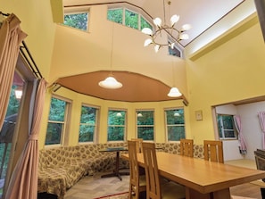 ・[Excel] The open-ceiling living room is bright and spacious