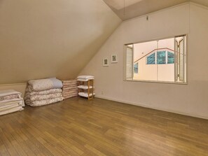 ・[Excel] Western-style bedroom in the loft on the second floor. You can relax in the 10-tatami space.