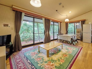・[Shionboshi] A spacious 17.5 tatami living room. Great for social gatherings with large groups of people, such as families.