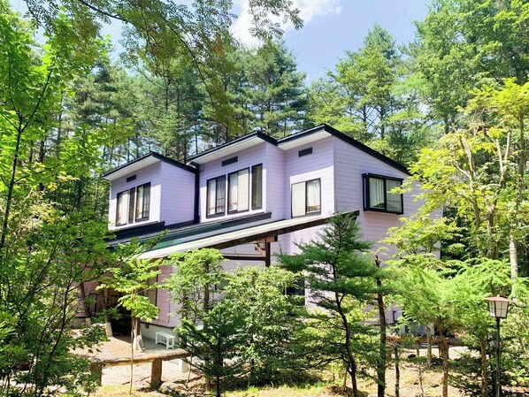 ・Shion Niji, Shion Hoshi exterior: Cottage surrounded by greenery
