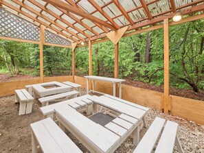 ・[Shionboshi] A covered terrace at the back of the building. Two tables can accommodate up to 15 people.