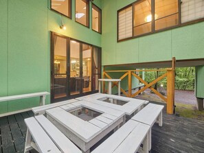・[Suien] Two tables for fun and relaxation. Covered with curtains to keep out the wind.