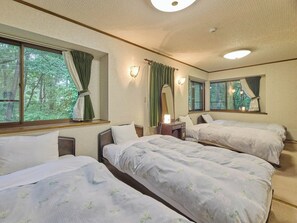 ・[Suien] Quad room on the second floor. Enjoy a relaxing sleep on the soft and fluffy bed.