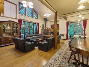 ・[Suien] Antique ornaments and a Western-style interior are attractive. A classical living room with an adult atmosphere.