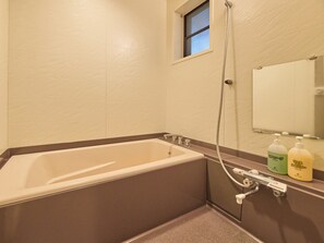 ・[Shion Rainbow] A bathroom with a calming atmosphere. Refresh yourself by taking a dip in the bathtub♪