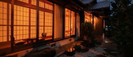 ・[Exterior] The garden at night seen from the wide veranda has an elegant atmosphere.