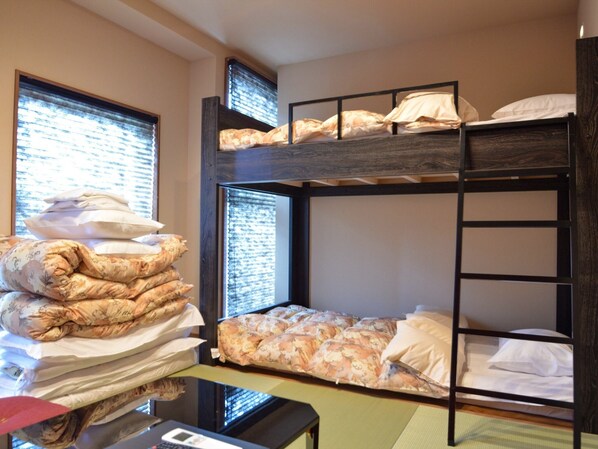 ・ Japanese-style room ・ Bunk bed (capacity 4 people) / 1 bunk bed and 2 futons