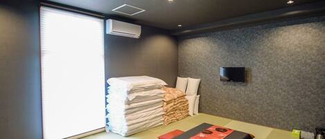 ・ An example of a Japanese-style room / A calm room based on black