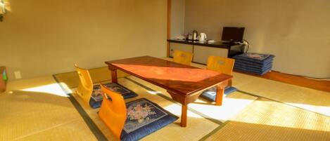 ・ One example of Japanese-style room / The spacious Japanese-style room allows families to relax.