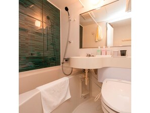 ・[Bathroom] A full range of amenities are available in the guest rooms. Get ready in the morning in style with the spacious mirror.