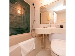 ・[Bathroom] A full range of amenities are available in the guest rooms. Get ready for the morning in style with the spacious mirror.