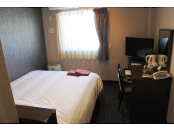 ・[Guest Room - Double] You can relax in a queen-size bed.