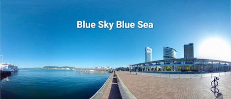 Please enjoy Shikoku and Setouchi's blue sky and blue sea at your leisure.