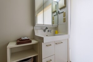 Wash basin