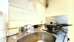 Cooking utensils and tableware provided