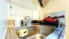 Cooking utensils and tableware provided