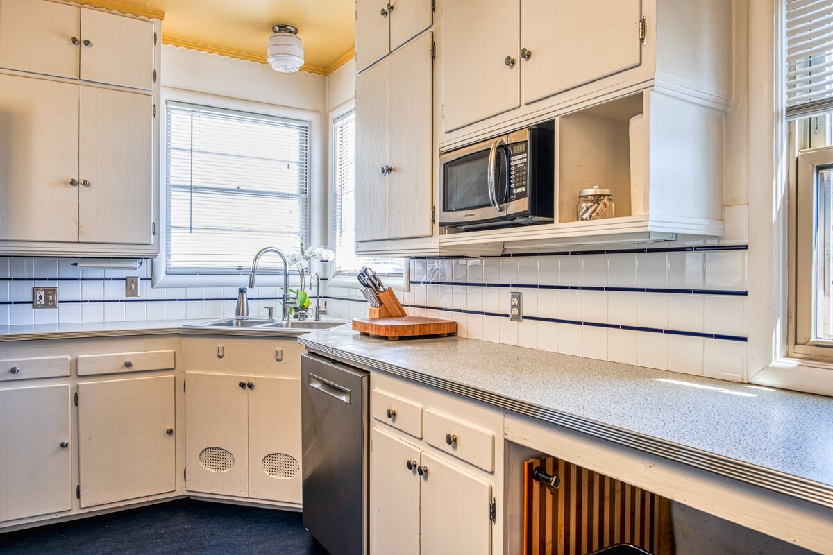 Bright Parkside Art Deco Corner House