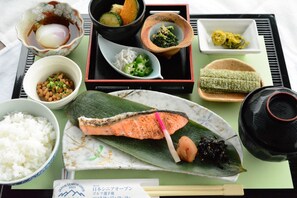 ・[Example of Japanese breakfast] Replenish your energy in the morning with a standard menu such as rice, miso soup, and grilled fish