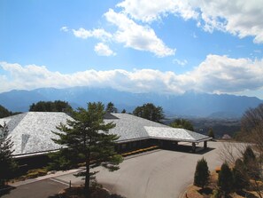 ・[View from guest room] You can see the mountains of the Southern Alps on a sunny day.