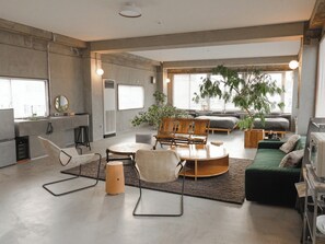・[Guest room] Room with free Wi-Fi, compact speaker and projector