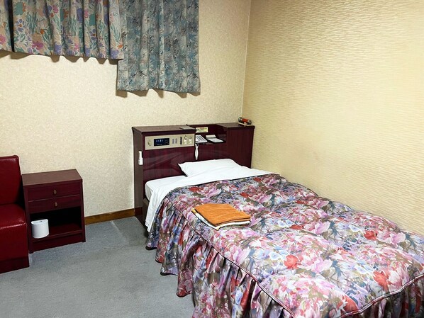 Our single room is 13 square meters + Western-style room, and the bed size is a double bed (approximately 140 cm x 195 cm), so you can spend a relaxing time.