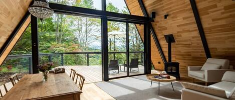 The 8-meter ceiling and the deck connected to the living room make the house feel like it's floating.