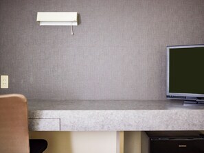 ・[Twin room example] Counter table that can be used for work