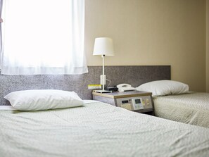 ・[Twin room example] A room with bright light