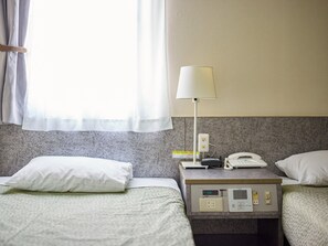 ・[Twin room example] There is a light that illuminates your hand at the bedside