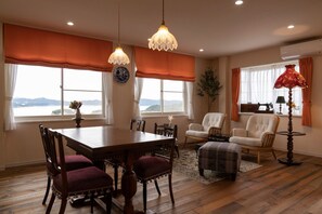 W201 Sachi living room