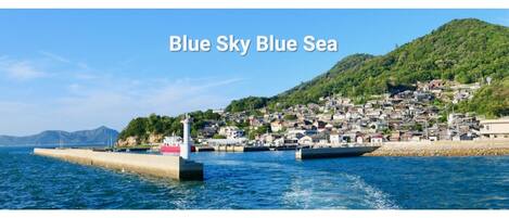 Please enjoy Shikoku and Setouchi's blue sky and blue sea at your leisure.