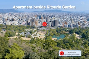 The inn is right next to Ritsurin Park. It takes about 2 minutes on foot.