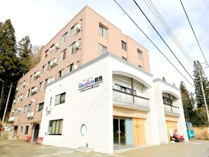 ・[Inn exterior] 5 minutes walk to Tsugaike Kogen ski resort. A highland hotel with full facilities and services