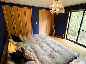 ・[Bedroom] A bedroom with a calm atmosphere with an impressive blue wall reminiscent of the beautiful Goto Islands.