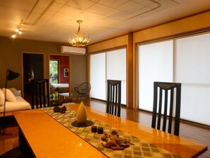 ・[Living room] A large window lets in plenty of sunlight, and the ocean view spreads out in front.