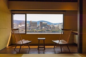 The view of the morning light shining on the Kamogawa River is a sight to behold.