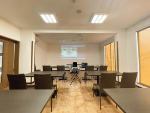 ・[Conference room] Maximum capacity 30 people. Please contact us for chair arrangement.